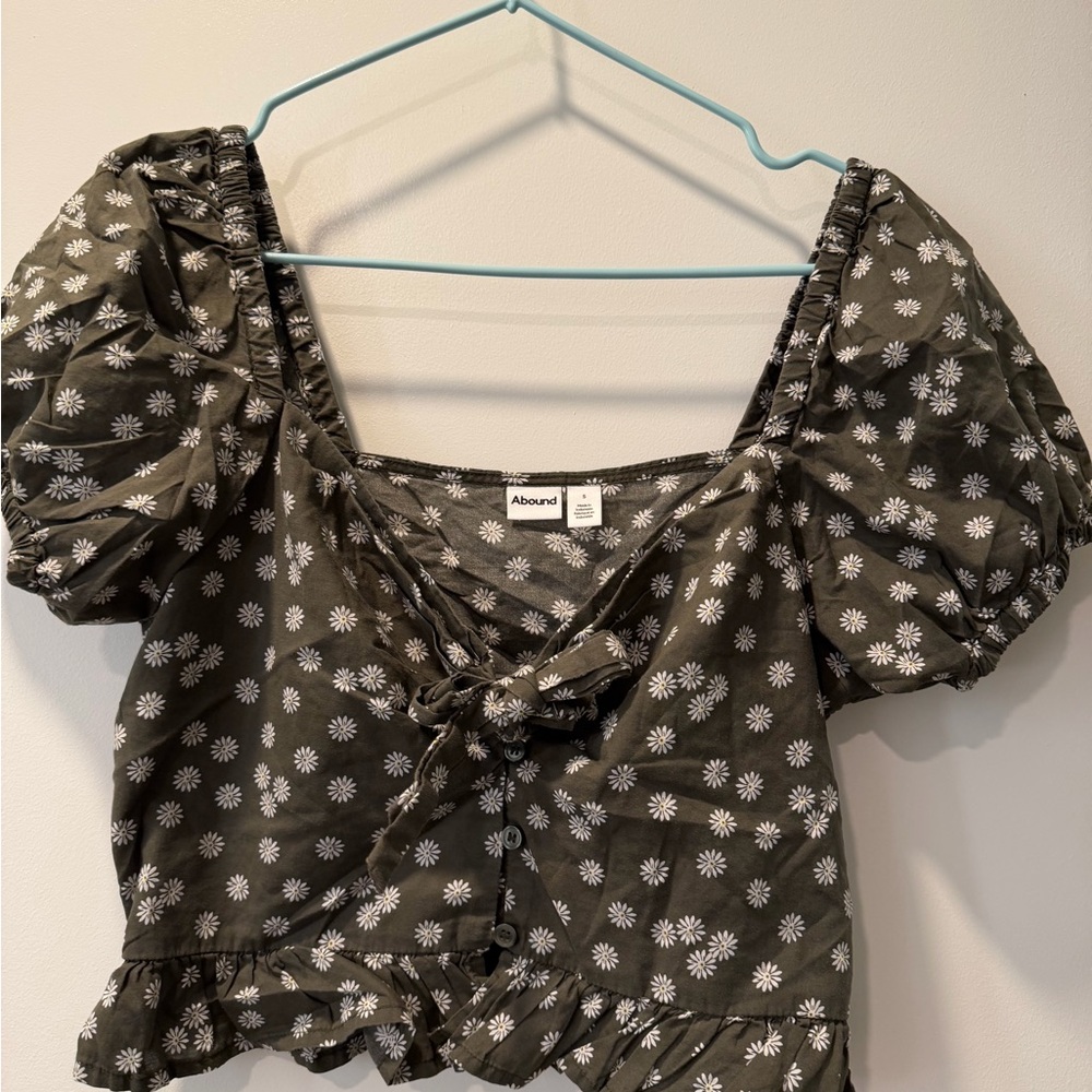 Abound Dark Gray Floral Puff Sleeve Blouse
